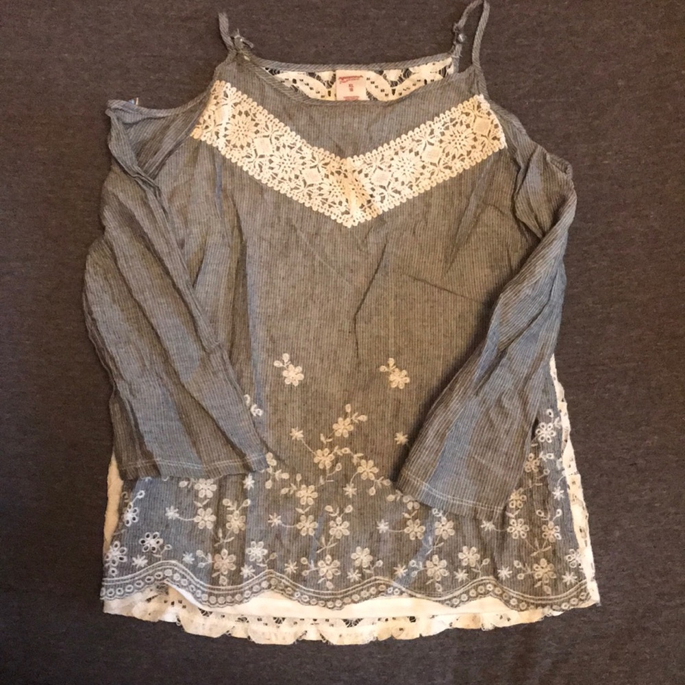 Girls blouse with lace detailing